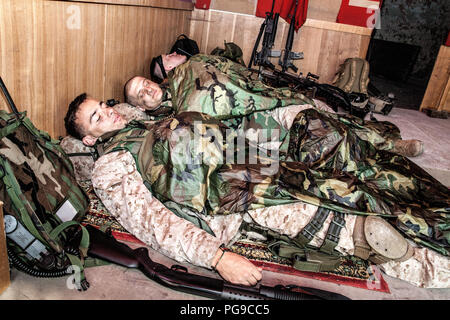 Les soldats fatigués de dormir sur sol à base temporaire Banque D'Images