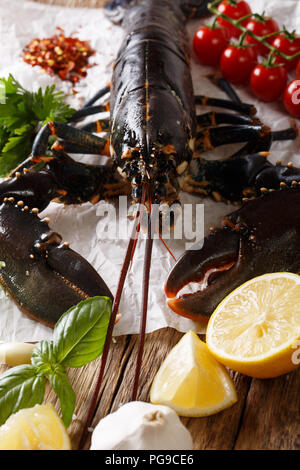 Grand frais ingrédients pour la cuisson du homard avec gros plan sur la table. vertical, style rustique Banque D'Images