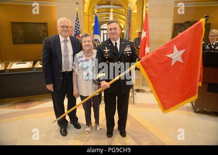 SAINT PAUL, Minnesota - Brig. Le général Charles Kemper, le Commandant général adjoint pour le soutien de la Garde nationale du Minnesota's 34e Division d'infanterie, Red Bull est promu au cours d'un événement au Minnesota State Capitol le Août 20, 2018. La promotion vient comme Kemper et environ 600 de ses camarades Red Bulls se préparent en vue de leur prochain déploiement pour le Moyen-Orient plus tard cette année. Banque D'Images