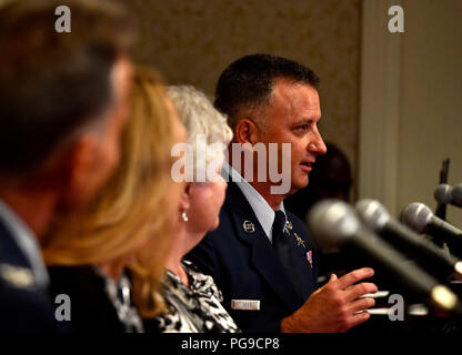 Le sergent-chef en chef. Michael West, U.S. Air Force Tech. Le Sgt. Le meilleur ami de John Chapman et son coéquipier répond aux questions lors des entrevues avec les médias à l'Hôtel Double tree Pentagon City, à Arlington, en Virginie, le 21 août, 2018. Le sergent Chapman sera reçu à titre posthume la Médaille d'honneur le 22 août 2018, pour les actions de Takur Ghar mountain en Afghanistan le 4 mars 2002. Son équipe d'élite des opérations spéciales est tombé dans une embuscade tendue par l'ennemi et est venu sous un feu nourri provenant de multiples directions. Chapman immédiatement débité un ennemi par bunker-cuisse de la neige profonde et a tué tous les occupants de l'ennemi. Déménagement courageusement de c Banque D'Images