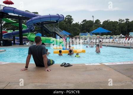 180820-N-WX604-0111 VIRGINIA BEACH, en Virginie (16 août 2000 20, 2018) Les marins, membres de la famille et les amis assistent à l'USS George H. W. Bush (CVN 77) 2018 Pique-nique estival à l'Ocean Breeze Waterpark. Le bateau est dans le port de Norfolk, Virginie, en effectuant des exercices d'entraînement de routine pour maintenir l'état de préparation de l'opérateur. (U.S. Photo par marine Spécialiste de la communication de masse 2e classe Joseph E. Montemarano) Banque D'Images