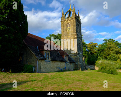 La fin de l'après-midi la lumière d'été sur All Hallow's Church à Tillington à côté de la succession Petworth dans les South Downs National Park, West Sussex, UK Banque D'Images