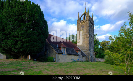 La fin de l'après-midi la lumière d'été sur All Hallow's Church à Tillington à côté de la succession Petworth dans les South Downs National Park, West Sussex, UK Banque D'Images