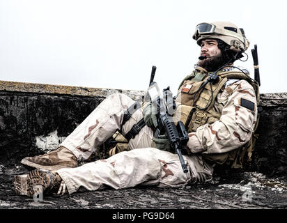 Marksman armée assis sur un poste d'observation sur le toit Banque D'Images