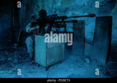 Tir de sniper de l'armée avec fusil de calibre 50 de nuit Banque D'Images