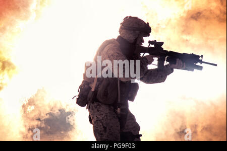 Silhouette sur fond de soldats explosion incendie Banque D'Images