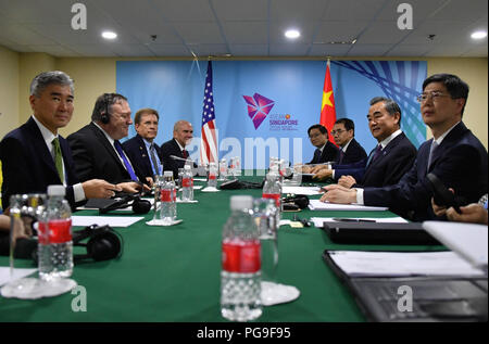 Secrétaire Michael R. Pompeo participe à une réunion bilatérale avec la Chine à la réunion ministérielle de l'ASEAN et les États-Unis, le 3 août 2018, à Singapour. Banque D'Images