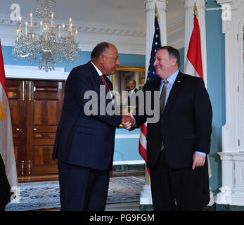 Secrétaire Michael R. Pompeo accueille une réunion bilatérale avec le Ministre des affaires étrangères égyptien Sameh Shoukry, au Ministère d'État le 8 août 2018. Banque D'Images