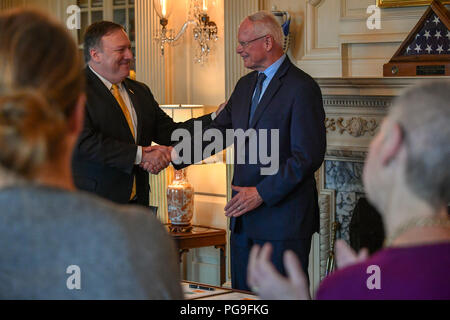 Pompeo secrétaire officie la cérémonie d'assermentation de l'Ambassadeur James F. Jeffrey comme représentant spécial pour la Syrie, de l'engagement du Ministère d'État le 17 août 2018. Banque D'Images