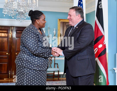 La secrétaire d'État des États-Unis, Michael R. Pompeo se félicite le secrétaire du Cabinet kenyan des Affaires étrangères et du Commerce international Monica Juma pour le Département d'État des États-Unis à Washington, D.C. le 23 août 2018. Banque D'Images
