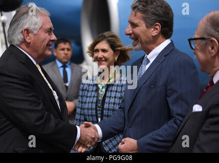 La secrétaire d'État des États-Unis, Rex Tillerson est accueilli par l'Ambassadeur américain en Colombie Kevin Whitaker à l'arrivée à Bogota, Colombie le 6 février 2018. Banque D'Images