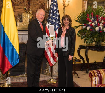 Le sous secrétaire aux affaires politiques Thomas Shannon reçoit un prix du ministre des Affaires étrangères colombienne María Ángela Holguín sur le nom du président colombien Juan Manuel Santos pour plusieurs années de service diplomatique et l'amitié avec la Colombie à Bogota, Colombie, le 1 mars 2018. Banque D'Images