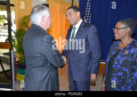 La secrétaire d'État des États-Unis, Rex Tillerson est accueilli par le Premier Ministre de la Jamaïque Andrew Holness avant leur réunion à Kingston, Jamaïque, le 7 février 2018. Banque D'Images