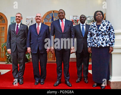 La secrétaire d'État des États-Unis, Rex Tillerson pose pour une photo de famille avec (de gauche à droite) l'ambassadeur américain au Kenya Robert F. Godec, Président du Kenya, Uhuru Kenyatta, Vice-président du Kenya, William Ruto et secrétaire du Cabinet du Ministère des affaires étrangères l'Ambassadeur Monica Juma au ministère des Affaires étrangères à Nairobi, au Kenya, le 9 mars 2018 Banque D'Images