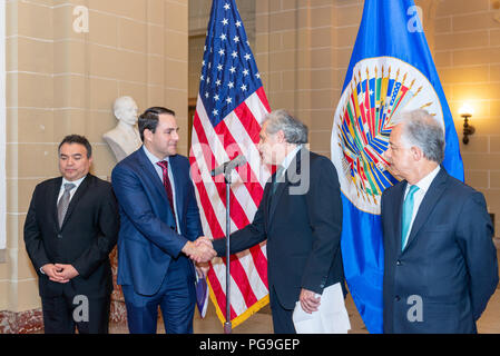 Les nouveaux assermentés à l'ambassadeur américain à l'Organisation des États américains (OEA) Carlos Trujillo présente ses lettres de créance au Secrétaire général de l'OEA, Luis Almagro, le 5 avril 2018. Banque D'Images