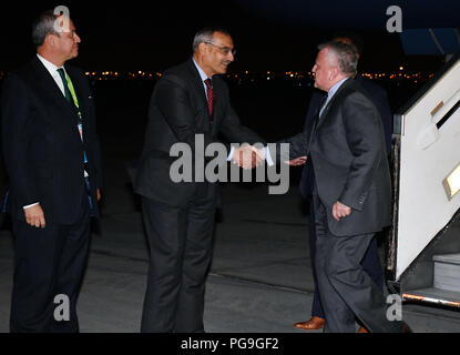 Secrétaire d'État suppléant John Sullivan est accueilli par l'Ambassadeur des États-Unis, Krishna R. Urs et le ministre des Affaires étrangères péruvien Augusto Bazán à Lima, Pérou, le 11 avril 2018. Banque D'Images
