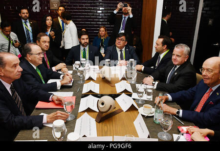 Secrétaire d'État suppléant John Sullivan se réunit avec la délégation brésilienne à Lima, Pérou, le 11 avril 2018. (L à R) Ministre des affaires étrangères du Brésil Aloysio Nunes, Sous-secrétaire général de l'brésilienne affaires politiques multilatérales, Secrétaire Générale du Brésil pour l'Amérique latine et les Caraïbes, Fernando Simas Magallaes ; secrétaire des Affaires étrangères, Paulo Estivallet de Mesquita ; Abrao Neto, Secrétaire adjoint principal de l'affaire de l'hémisphère occidental, Francisco Banque D'Images