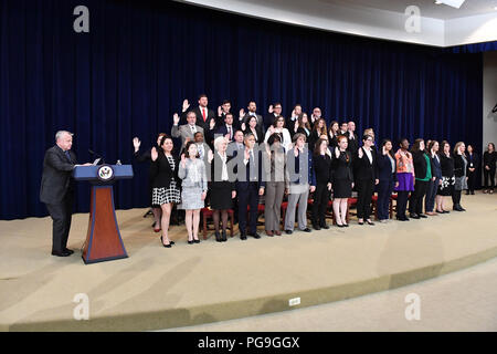 Secrétaire par intérim Sullivan prononce une allocution et administre serment d'office à l'Assermentation de la 147e sur le service Classe d'orientation, spécialiste du département d'État le 20 avril 2018. Banque D'Images
