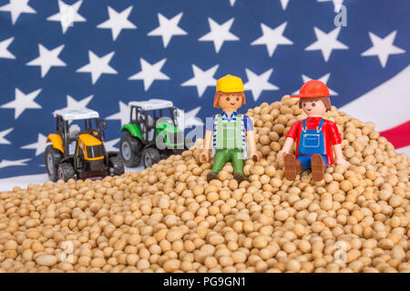 Drapeau américain avec empilé de soja. Nous métaphore-Chine guerre commerciale, les droits de douanes en Chine, l'agriculture de soja aux États-Unis, les agriculteurs américains, des produits de soja Banque D'Images