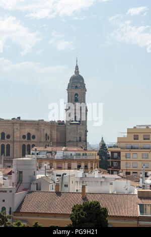 Vue sur l'emblématique tour de la cathédrale de Malaga, Espagne Banque D'Images