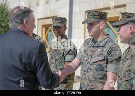 Pompeo Secrétaire répond aux gardes de sécurité maritime des États-Unis au cours d'une rencontre avec le personnel et les familles de l'ambassade des Etats-Unis d'Amman, à Amman, Jordanie, le 30 avril 2018. Banque D'Images