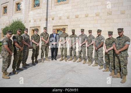 Pompeo Secrétaire répond aux gardes de sécurité maritime des États-Unis au cours d'une rencontre avec le personnel et les familles de l'ambassade des Etats-Unis d'Amman, à Amman, Jordanie, le 30 avril 2018. Banque D'Images