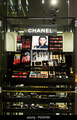 L'aéroport Schiphol d'Amsterdam, Pays-Bas - 27 mars 2018 : divers produits cosmétiques Chanel de luxe sur l'affichage dans un grand magasin Banque D'Images