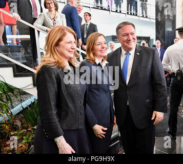 Secrétaire adjoint du Bureau des affaires éducatives et culturelles, Marie Royce pose pour une photo avec la secrétaire d'État des États-Unis, Mike Pompeo et son épouse Susan au département d'État des États-Unis à Washington, D.C., le 1 mai 2018. Banque D'Images