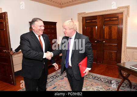 La secrétaire d'État des États-Unis, Mike Pompeo se réunit avec le Ministre britannique des affaires étrangères, Boris Johnson, du Département d'État à Washington, D.C., le 7 mai 2018. Banque D'Images