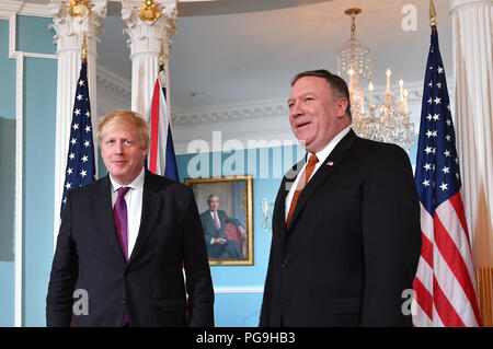 La secrétaire d'État des États-Unis, Mike Pompeo se réunit avec le Ministre britannique des affaires étrangères, Boris Johnson, du Département d'État à Washington, D.C., le 7 mai 2018. Banque D'Images