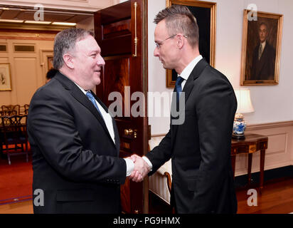 La secrétaire d'État des États-Unis, Mike Pompeo se félicite le ministre hongrois des Affaires étrangères, Peter Szijjarto pour le Département d'État des États-Unis à Washington, D.C., le 30 mai 2018. Banque D'Images