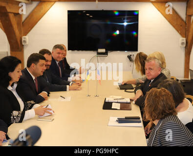 Sous-secrétaire d'État John Sullivan se réunit avec le Premier ministre ukrainien Volodymyr Groysman lors de la réforme de l'Ukraine à Copenhague au Danemark le 27 juin 2018. Banque D'Images