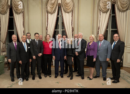 La secrétaire d'État des États-Unis, Rex Tillerson pose pour une photo avec treize ambassadeurs américains et chargé d'affaires au cours d'une réunion régionale de chefs de mission (G à D) Kent Logsdon, Chargé d'Affaires a.i., Ambassade des États-Unis en Allemagne, Lewis M. Eisenberg, Ambassadeur des États-Unis à la République italienne et la République de Saint-Marin, Matthew Lussenhop, Chargé d'Affaires a.i., Ambassade des États-Unis en Belgique, Reece Smyth, Chargé d'Affaires a.i., Ambassade des États-Unis en Irlande, Thomas Williams, DCM, Ambassade des États-Unis au Royaume-Uni de Grande-Bretagne et d'Irlande, Kerri S. Hannan, Chargé d'affaires par intérim, U.S. Emb Banque D'Images