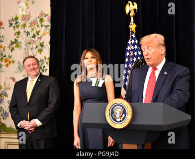 Le président Donald J. Trump flanquée de Première dame Melania Trump et secrétaire d'État des États-Unis, Michael R. Pompeo traite de Tri- Mission Bruxelles lors d'un meet-and-greet à Bruxelles, Belgique le 11 juillet 2018. Banque D'Images
