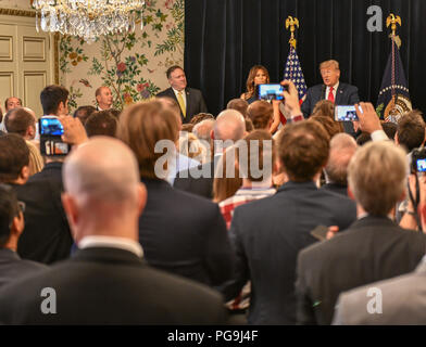 Le président Donald J. Trump flanquée de Première dame Melania Trump et secrétaire d'État des États-Unis, Michael R. Pompeo traite de Tri- Mission Bruxelles lors d'un meet-and-greet à Bruxelles, Belgique le 11 juillet 2018. Banque D'Images