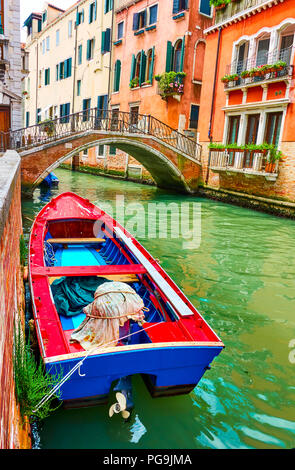 Vieux bateau en bois sur canal à Venise, Italie Banque D'Images