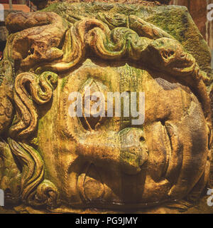 Gorgone Méduse tête dans la Citerne Basilique à Istanbul, Turquie Banque D'Images
