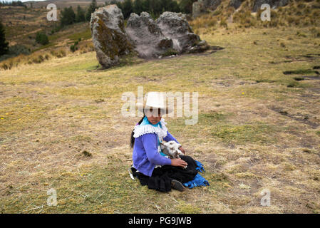 Petite fille péruvienne d'origine inconnue dans la région de Cumbe Mayo site archéologique. Cajamarca, Pérou. Jul 2018 Banque D'Images