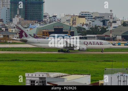 Saigon, Vietnam - Jun 24, 2018. Un Airbus A330 avion de Qatar Airways taxiing sur la piste de l'aéroport Tan Son Nhat (SGN) à Saigon (Ho Chi Minh Ville), Banque D'Images