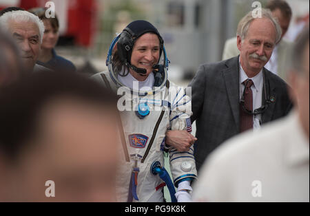 L'Administrateur associé de la NASA pour l'exploration humaine et Direction de mission Opérations William Gerstenmaier, droite, ingénieur de vol de l'Expédition 56 escortes Serena Auñón-Chancelier alors qu'elle s'apprête à bord du vaisseau Soyouz MS-09 pour lancer, le mercredi 6 juin 2018 au cosmodrome de Baïkonour au Kazakhstan. Auñón-chancelier et ses coéquipiers Alexander Gerst de l'ESA (Agence Spatiale Européenne) et Sergey Prokopyev de Roscosmos va passer les six mois à venir vivre et travailler à bord de la Station spatiale internationale. Banque D'Images