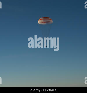 L'engin spatial Soyouz MS-06 est vu comme il terres avec les membres de l'équipage Expédition 54 Joe Acaba et Mark Vande Hei de NASA et le cosmonaute Alexander Misurkin près de la ville de Zhezkazgan, le Kazakhstan le mercredi 28 février, 2018 (27 février de l'Est.) Acaba, Vande Hei, et Misurkin reviennent après 168 jours dans l'espace où ils ont servi en tant que membres de l'Expédition 53 et 54 équipages à bord de la Station spatiale internationale. Banque D'Images