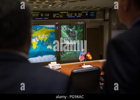 Vous pourrez regarder une vue en direct de la Station spatiale internationale, comme vu par les caméras à bord de l'engin spatial avec l'équipage de l'expédition 56-57 Serena Auñón-chancelier de la NASA, Sergey Prokopyev de Roscosmos, et Alexander Gerst de l'ESA (Agence Spatiale Européenne), sur les écrans à Moscou le Centre de contrôle de mission lorsque le vaisseau des approches pour l'accostage, le vendredi 8 juin 2018 à Korolev, Russie. L'engin spatial Soyouz MS-09 transportant Auñón-chancelier, Prokopyev Gerst et accosté à 9:01am EDT (4:01pm heure de Moscou) au module Rassvet de la Station spatiale internationale à l'Expédition 56 a appelé le commandant de rejoindre Feust Banque D'Images