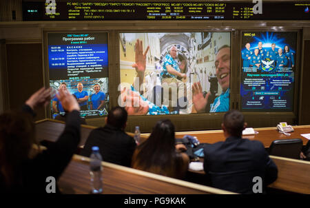 Expedition 56 ingénieurs de vol Ricky Arnold de la NASA, gauche, Oleg Artemyev de Roscosmos, centre, et le commandant a appelé l'Feustel sont vus en agitant pendant qu'ils attendent pour la fusée Soyouz hatch pour ouvrir sur un écran dans le Moscou Centre de contrôle de mission de Korolev, Russie quelques heures après le MS-09 Soyouz amarrée à la Station spatiale internationale le vendredi 8 juin, 2018. Les écoutilles ont été ouverte à 11:17am EDT (6:17pm heure de Moscou) et Serena Auñón-chancelier de la NASA, Sergey Prokopyev de Roscosmos, et Alexander Gerst de l'ESA (Agence Spatiale Européenne) a rejoint le commandant de l'expédition 56 de la NASA, a appelé l'Feustel Ricky Arnold de la NASA, un Banque D'Images