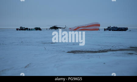 Fédération des équipes de recherche et de sauvetage arrivent à l'engin spatial Soyouz MS-06 peu après il s'est posé avec les membres de l'équipage Expédition 54 Joe Acaba et Mark Vande Hei de NASA et le cosmonaute Alexander Misurkin près de la ville de Zhezkazgan, le Kazakhstan le mercredi 28 février, 2018 (27 février de l'Est.) Acaba, Vande Hei, et Misurkin reviennent après 168 jours dans l'espace où ils ont servi en tant que membres de l'Expédition 53 et 54 équipages à bord de la Station spatiale internationale. Banque D'Images