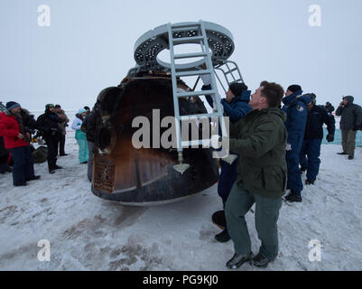 Fédération des équipes de recherche et de sauvetage arrivent à l'engin spatial Soyouz MS-06 peu après il s'est posé avec les membres de l'équipage Expédition 54 Joe Acaba et Mark Vande Hei de NASA et le cosmonaute Alexander Misurkin près de la ville de Zhezkazgan, le Kazakhstan le mercredi 28 février, 2018 (27 février de l'Est.) Acaba, Vande Hei, et Misurkin reviennent après 168 jours dans l'espace où ils ont servi en tant que membres de l'Expédition 53 et 54 équipages à bord de la Station spatiale internationale. Banque D'Images