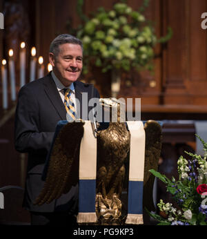 NASA Kennedy Space Center réalisateur Robert Cabana parle lors du service funèbre pour l'ancien capitaine de l'astronaute de la NASA Bruce McCandless II (Etats-Unis), le mardi, Janvier 16, 2018 à l'United States Naval Academy Chapelle à Annapolis (Maryland). Banque D'Images