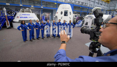 Neuf astronautes américains sélectionnés pour l'équipe commerciale d'affectations de vol sont dirigés pour une photo de groupe par la NASA photographe Robert Markowitz le 2 août 2018, avant l'annonce du 3 août, au Centre spatial Johnson de la NASA à Houston, Texas. De gauche les astronautes de la NASA Suni Williams, Josh Cassada, Eric Boe, Nicole Mann, Boeing l'astronaute Chris Ferguson, les astronautes de la NASA Doug Hurley, Bob Behnken, Mike Hopkins et Victor Glover ont été affectés à l'premiers vols d'essai et pour les missions opérationnelles du CST-100 de Boeing et l'équipage du Starliner SpaceX Dragon. Banque D'Images