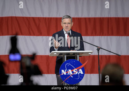 NASA Kennedy Space Center Réalisateur Bob Cabana donne la parole durant un événement de la NASA annonçant les astronautes affectées à l'équipage, le premier des essais en vol et les missions de la CST-100 et Boeing Starliner SpaceX Dragon de l'équipage, le Vendredi, Août 3, 2018 au Centre spatial Johnson de la NASA à Houston, Texas. Banque D'Images