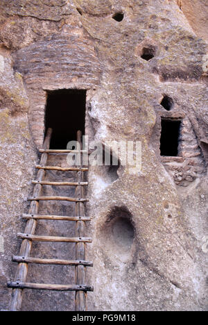 Les habitations de falaise, Bandelier National Monument, NM. Photographie Banque D'Images