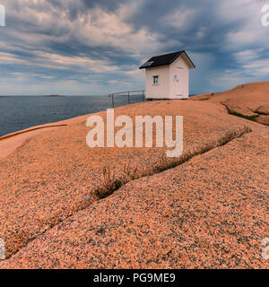 Le petit phare à l'extrémité ouest de Stangehuvud est l'emblème de la région, à la fois visibles à partir de la terre et de la mer. Banque D'Images